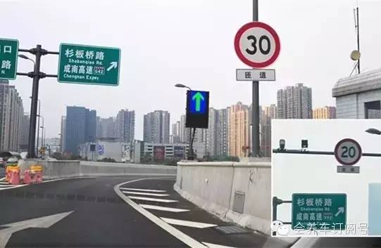 跟车太贴闯红灯违章_最容易忽视的7种违章_违章高发星期